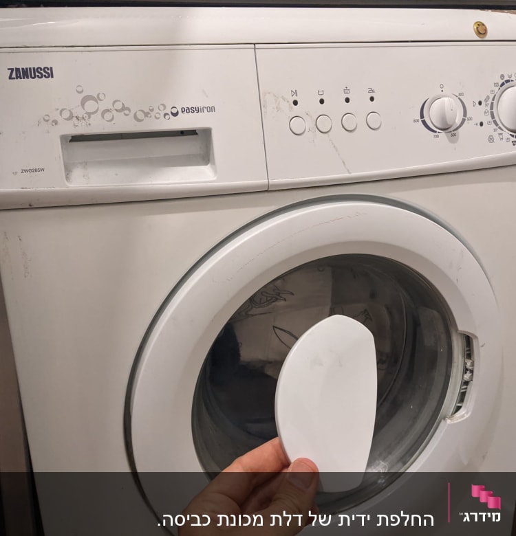 מכונת כביסה זנוסי עם כפתורים ולוח בקרה